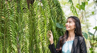 Kadınlar rahatlar ve etraflarındaki doğanın tadını çıkarırlar..