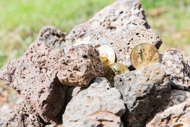 Bitcoin madeninde bitcoin bulunan kripto para kavramı.