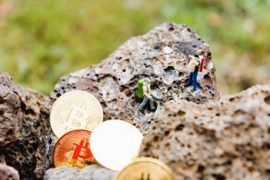 Bitcoin madeninde çalışan madenciler ve madeni paralar ile kripto para kavramı.