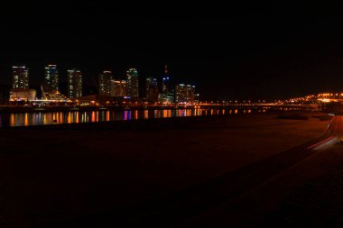 Daejeon Expro Köprüsü 'nün gece vakti yansımasıyla, Kore. Açık köprüler.