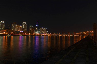 Daejeon Expro Köprüsü 'nün gece vakti yansımasıyla, Kore. Açık köprüler.