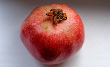 Beyaz zemin üzerinde olgun nar