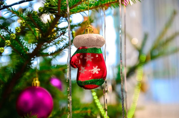 クリスマスツリー上のクリスマスのおもちゃ — ストック写真