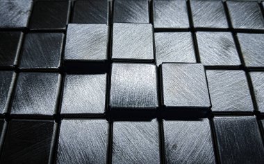 Loş ışıktaki metal elementler tuhaf şekiller yaratır.