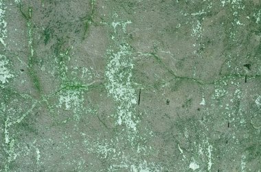 Yeşil boya kalıntılarıyla beton bir duvar. Arka plan.