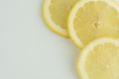 Beyaz arkaplanda taze limon izole edildi