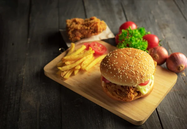 ahşap zemin üzerine ev yapımı hamburger closeup
