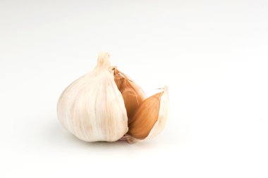 Beyaz arkaplanda sarımsak izole edilmiş.