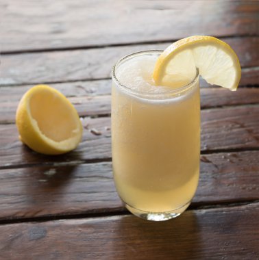 Limon suyu ahşap masa arka plan .organic gıda