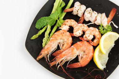 Karides. Beyaz arka plan üzerinde izole karides. Deniz ürünleri