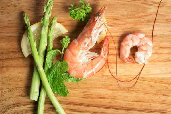 Foodshrimps. Krevety na dřevo pozadí. Mořské plody — Stock fotografie