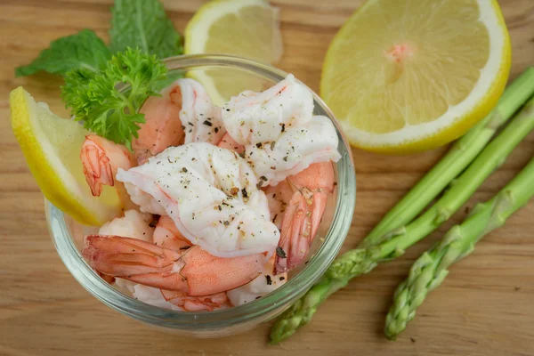 FoodShrimps. Prawns with lemon .Seafood — Stock Photo, Image