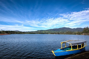 Mavi gökyüzü ve gün ışığı boş tekne ile güzel göl