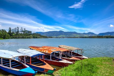 Mavi gökyüzü ve gün ışığı boş tekne ile güzel göl