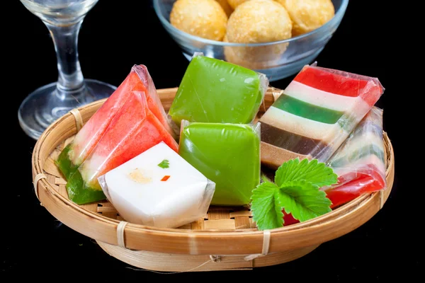 Indonesische Lebensmittel jajanan pasar verschiedene Kuchen — Stockfoto