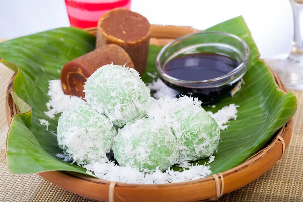 Indonezyjski żywności Klepon z kokosem na liściu banan — Zdjęcie stockowe