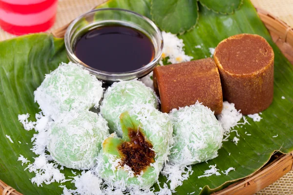 바나나 잎에 코코넛 인도네시아 음식 Klepon — 스톡 사진