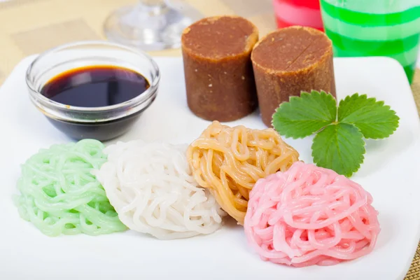 Indonesisches Essen putu mayang mit rotem Zucker — Stockfoto