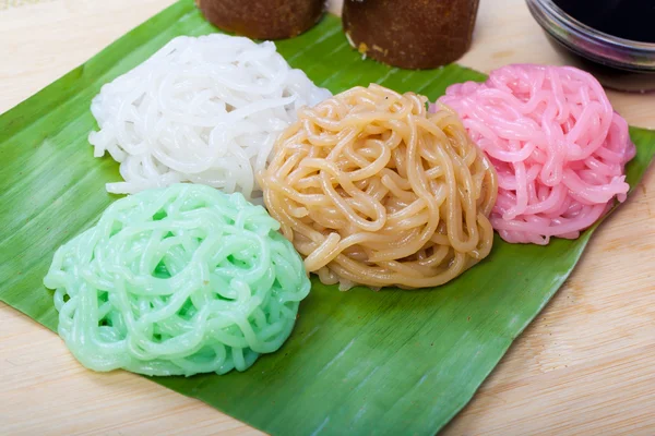 Indonesisches Essen putu mayang mit rotem Zucker — Stockfoto