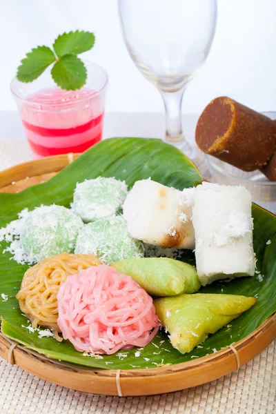 Indonesisches Essen putu, klepon, putu mayang — Stockfoto