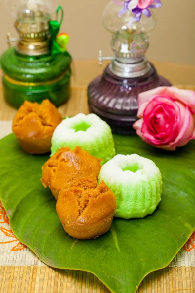 インドネシア料理プトゥ プトゥリ アユ パンダン筋と Mangkok ケーキ — ストック写真