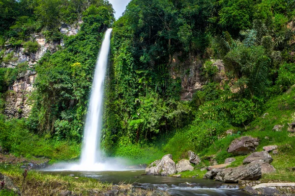 Nagy szép természet vízesés, Bandung, Indonézia — Stock Fotó