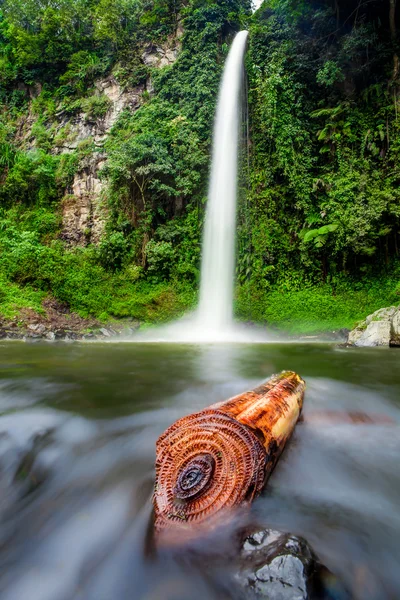 Duża piękna przyrody wodospad w Bandung Indonezja — Zdjęcie stockowe
