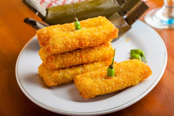 흰색 접시에 인도네시아 음식 Risoles — 스톡 사진