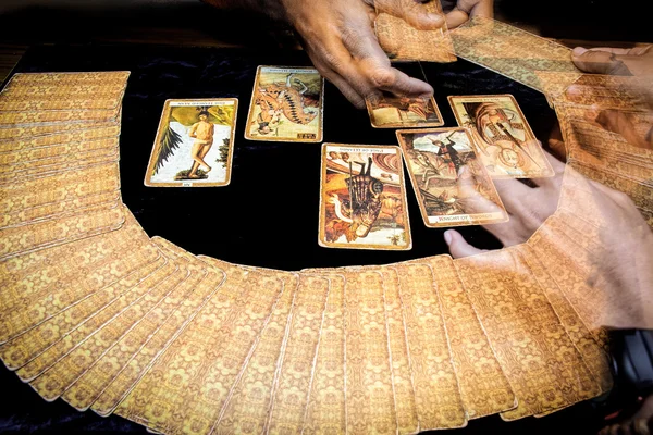 Man hand playing tarrot cards with slow speed — Stock Photo, Image