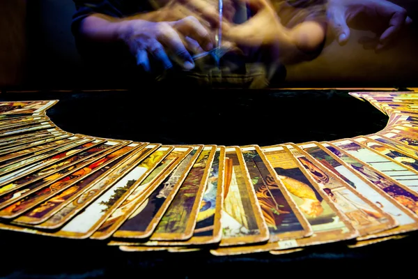 Mann Hand spielt Tarrot-Karten mit langsamer Geschwindigkeit — Stockfoto