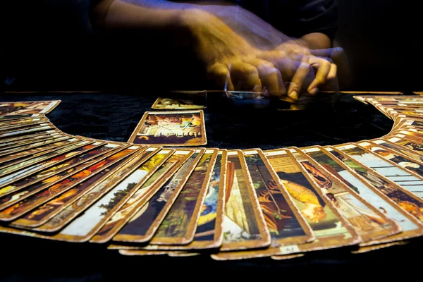 Mann Hand spielt Tarrot-Karten mit langsamer Geschwindigkeit — Stockfoto