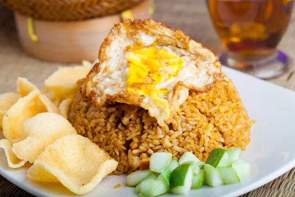 Alimentos indonesios arroz frito y huevo Imágenes de stock libres de derechos