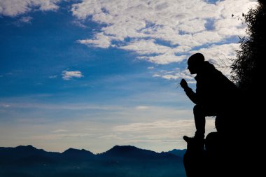 Adam dağ tepesinde silüeti