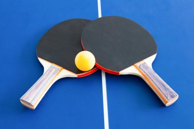 Masa Tenisi ve topu sembol tablo üzerinde döşeme