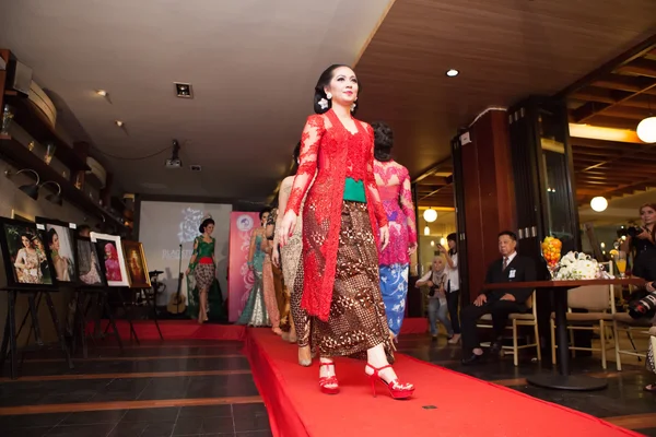 Bandung, Indonesia - 18 April 2015: Mode Visa traditionella Kebaya modell gå på catwalk i event Kartini dag "Iteung Motret" i Bandung Indonesien — Stockfoto