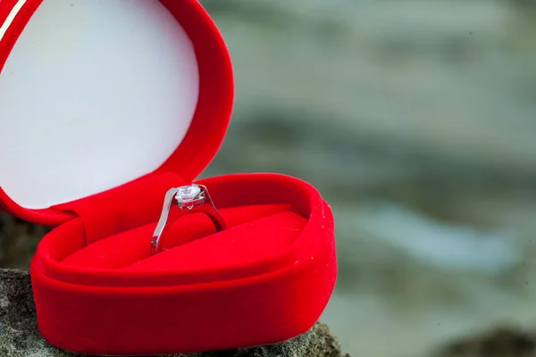 Düğün ve romantizm sembol, kırmızı kutusunda halka — Stok fotoğraf