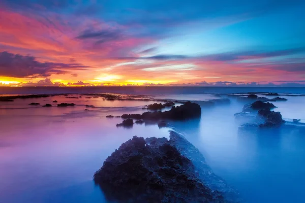 Pôr do sol colorido com onda suave para fundo — Fotografia de Stock