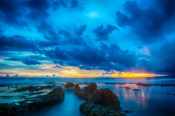 Západ slunce v Rancabuaya beach západní Jáva, Indonésie — Stock fotografie