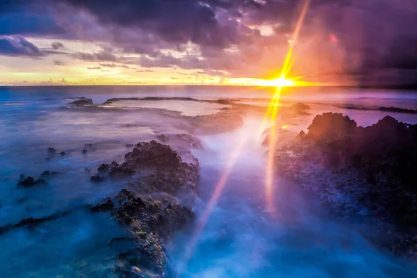 Puesta de sol en la playa de Rancabuaya Java Occidental Indonesia — Foto de Stock