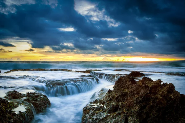 Západ slunce v Rancabuaya beach západní Jáva, Indonésie — Stock fotografie