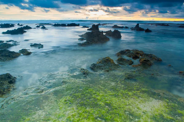 在 Rancabuaya 海滩印度尼西亚西爪哇日落 — 图库照片