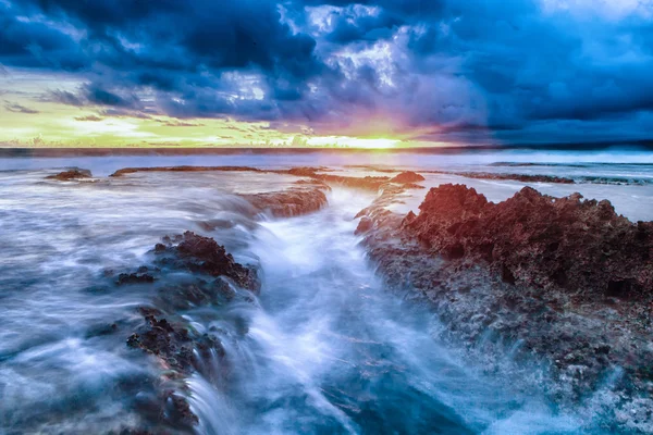 Zachód słońca w Rancabuaya beach West Java Indonezja Obraz Stockowy