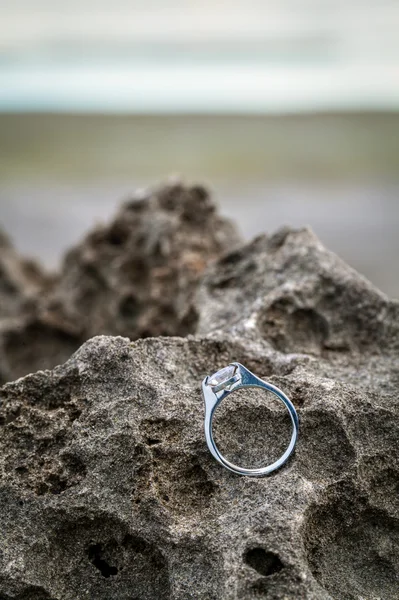 Ehering als Symbol auf dem Strandfelsen — Stockfoto