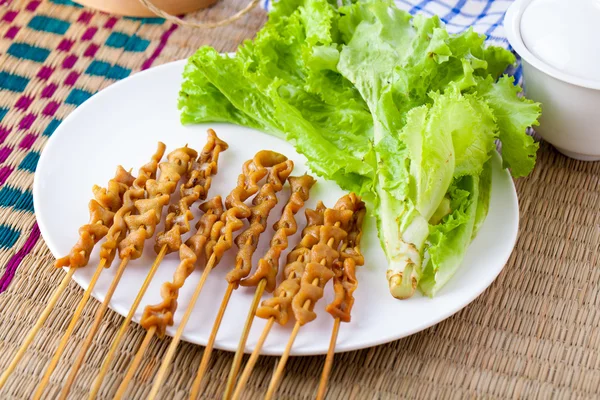 Alimentos de Indonesia Satay Gut con flor en plato blanco —  Fotos de Stock