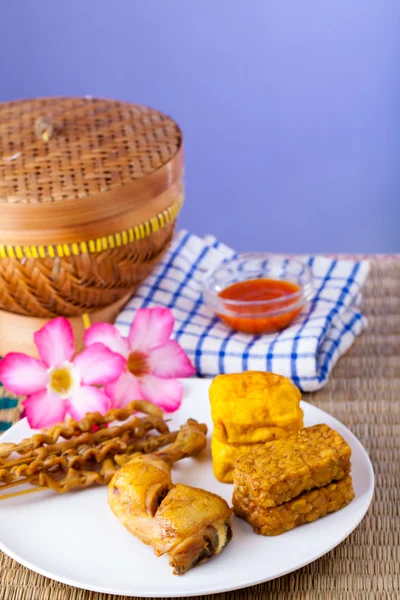 Alimentos de Indonesia Pollo frito, intestino satay, tofu y tempeh —  Fotos de Stock