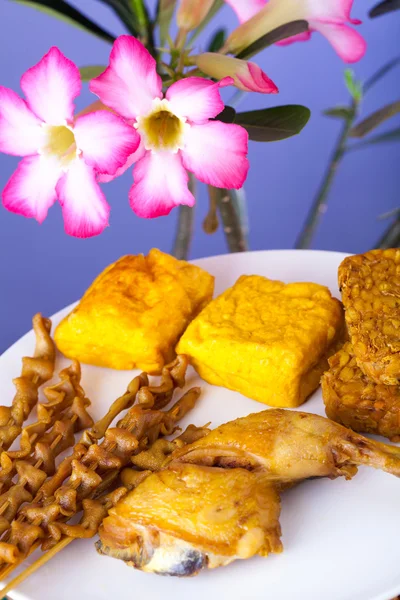 Alimentos de Indonesia Pollo frito, intestino satay, tofu y tempeh —  Fotos de Stock