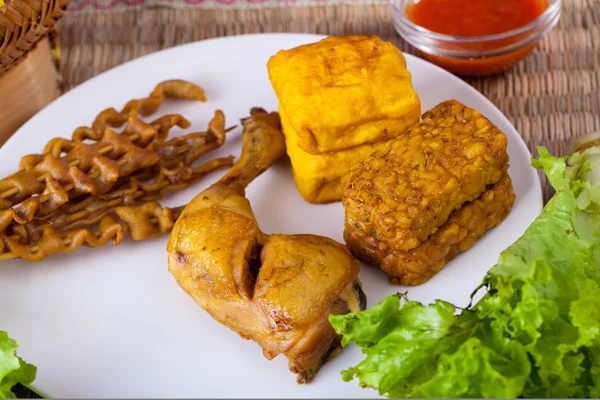 Alimentos de Indonesia Pollo frito, intestino satay, tofu y tempeh Imágenes de stock libres de derechos