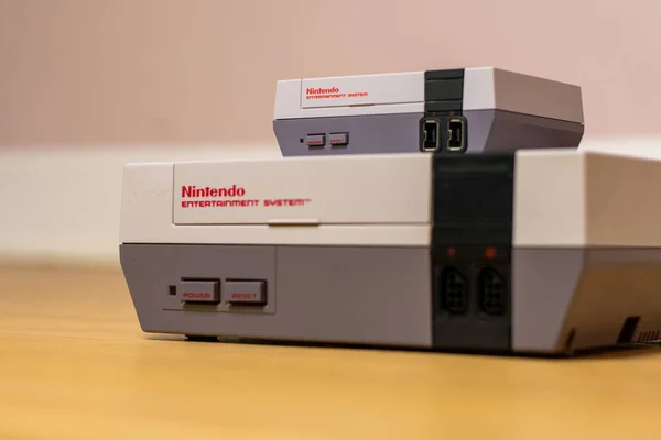 Nintendo Entertainment System Classic Деревянном Полу Поверх Оригинальной Nintendo Entertainment — стоковое фото