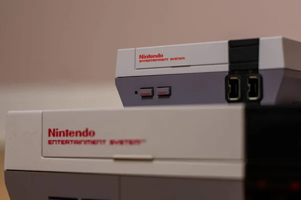 Eine Nintendo Entertainment System Classic Edition Auf Einem Original Nintendo — Stockfoto