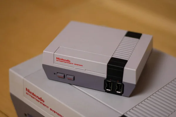 Eine Nintendo Entertainment System Classic Edition Auf Einem Original Nintendo — Stockfoto